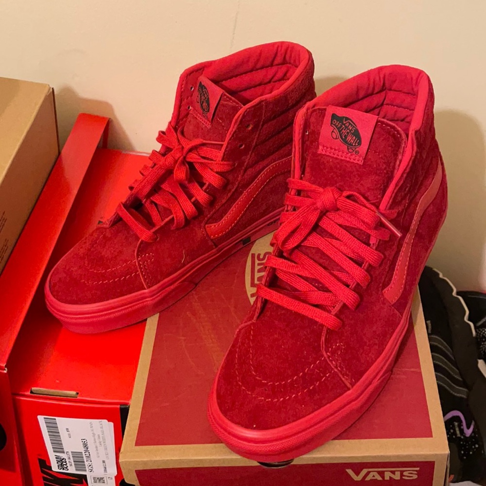 Shoes: Men’s 6.5/Women’s 8